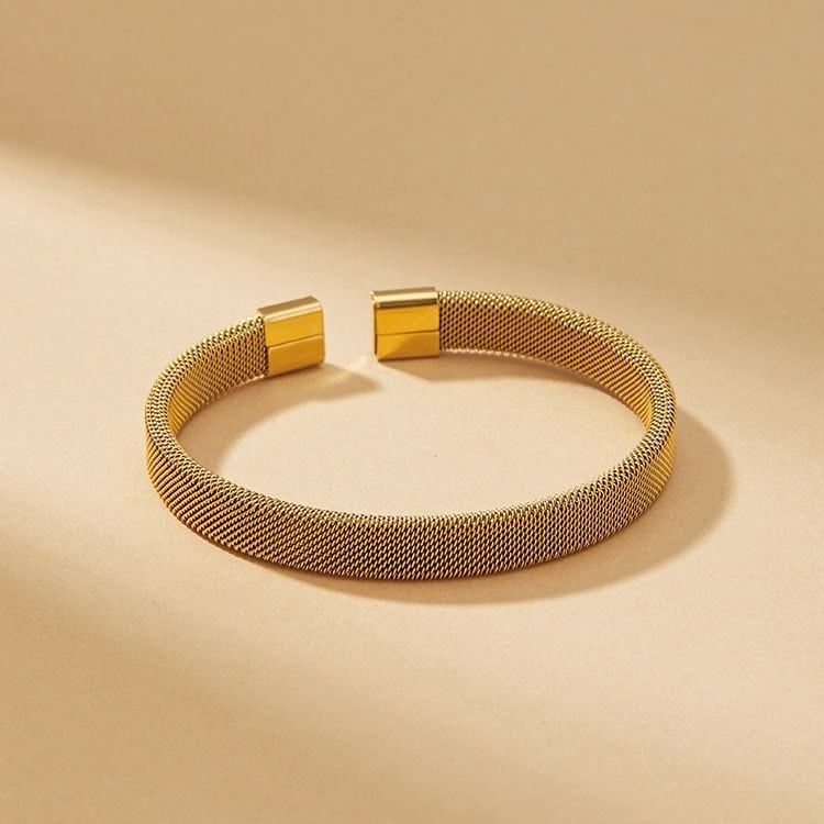https://m.clubbella.co/product/caleb-gold-toned-flexible-wired-cuff/ Caleb Gold Toned Flexible Wired Cuff (1)