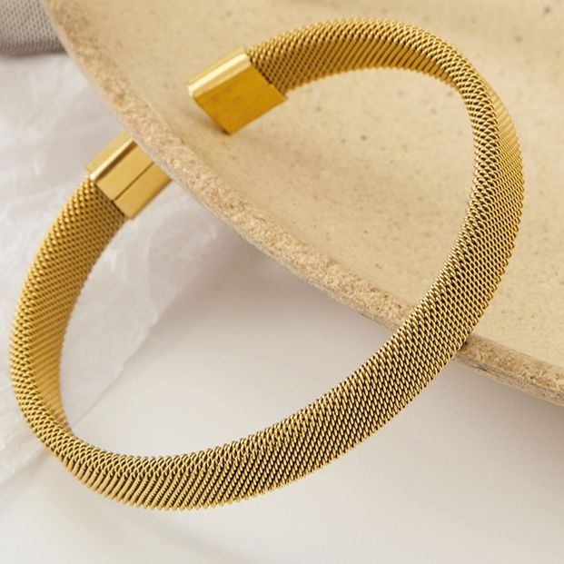 https://m.clubbella.co/product/caleb-gold-toned-flexible-wired-cuff/ Caleb Gold Toned Flexible Wired Cuff (5)