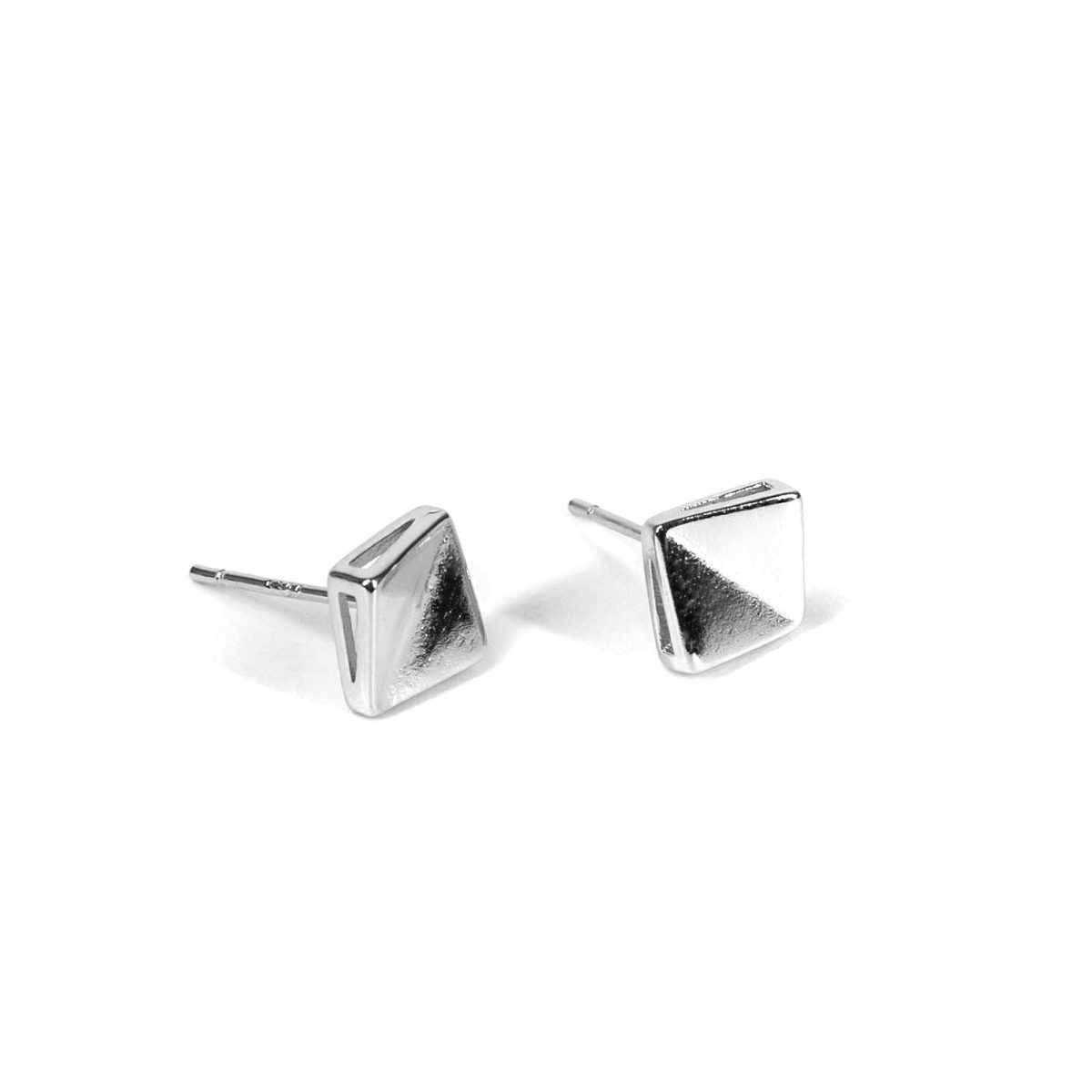 https://m.clubbella.co/product/ronald-round-silver-earrings/ Ronald Square Silver earring (1)