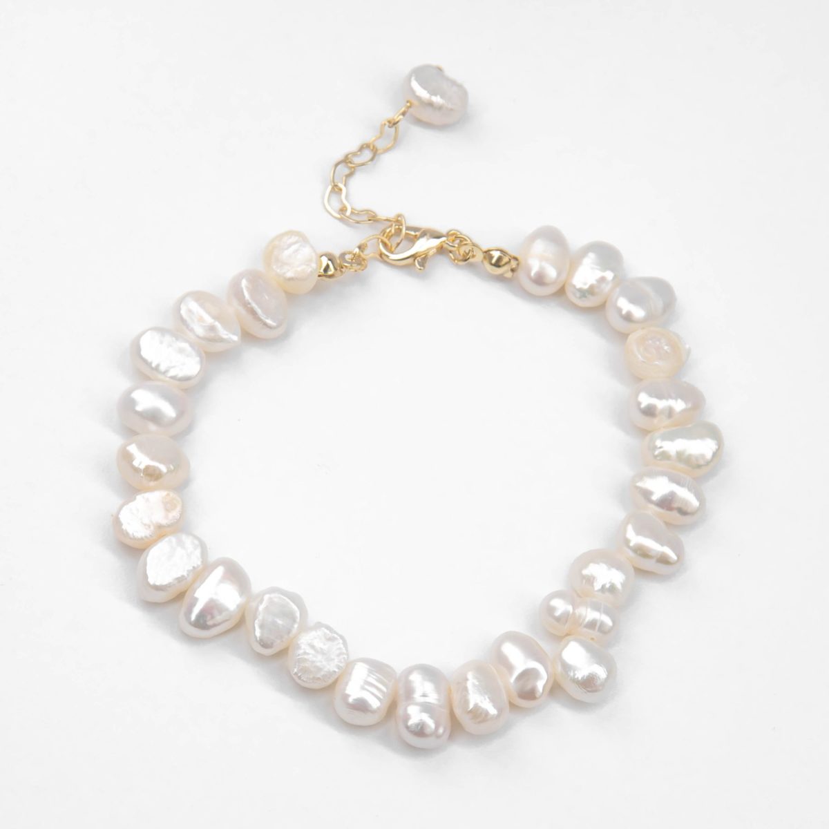 https://m.clubbella.co/product/amoura-fresh-water-pearl-bracelet/ Amoura pearl bracelet (10)