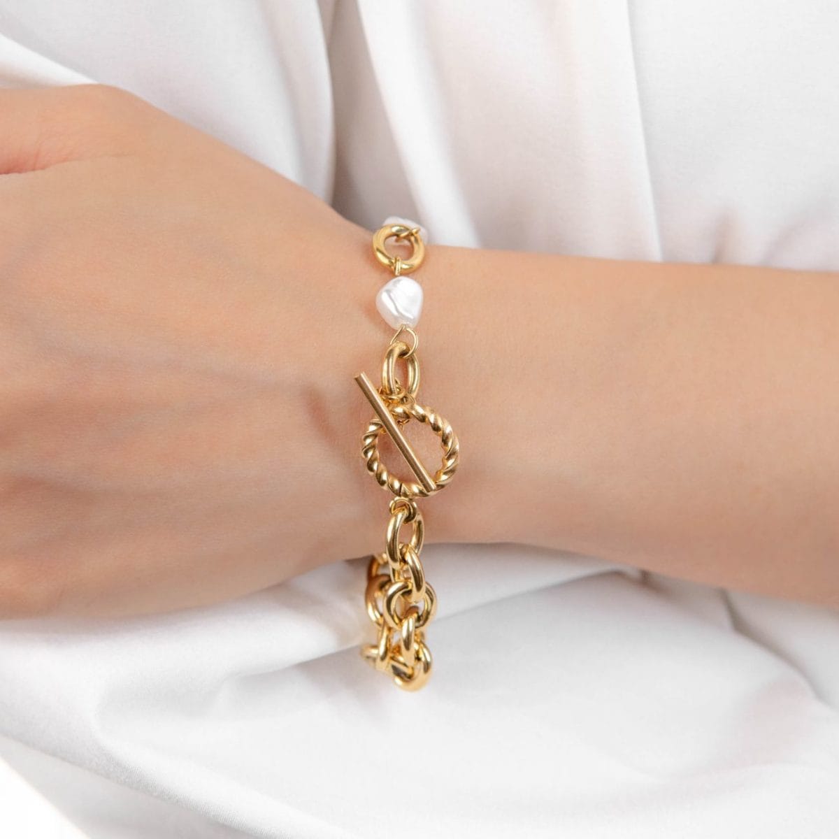 https://m.clubbella.co/product/karen-fresh-water-pearl-bracelet/ Karen bracelet (5)