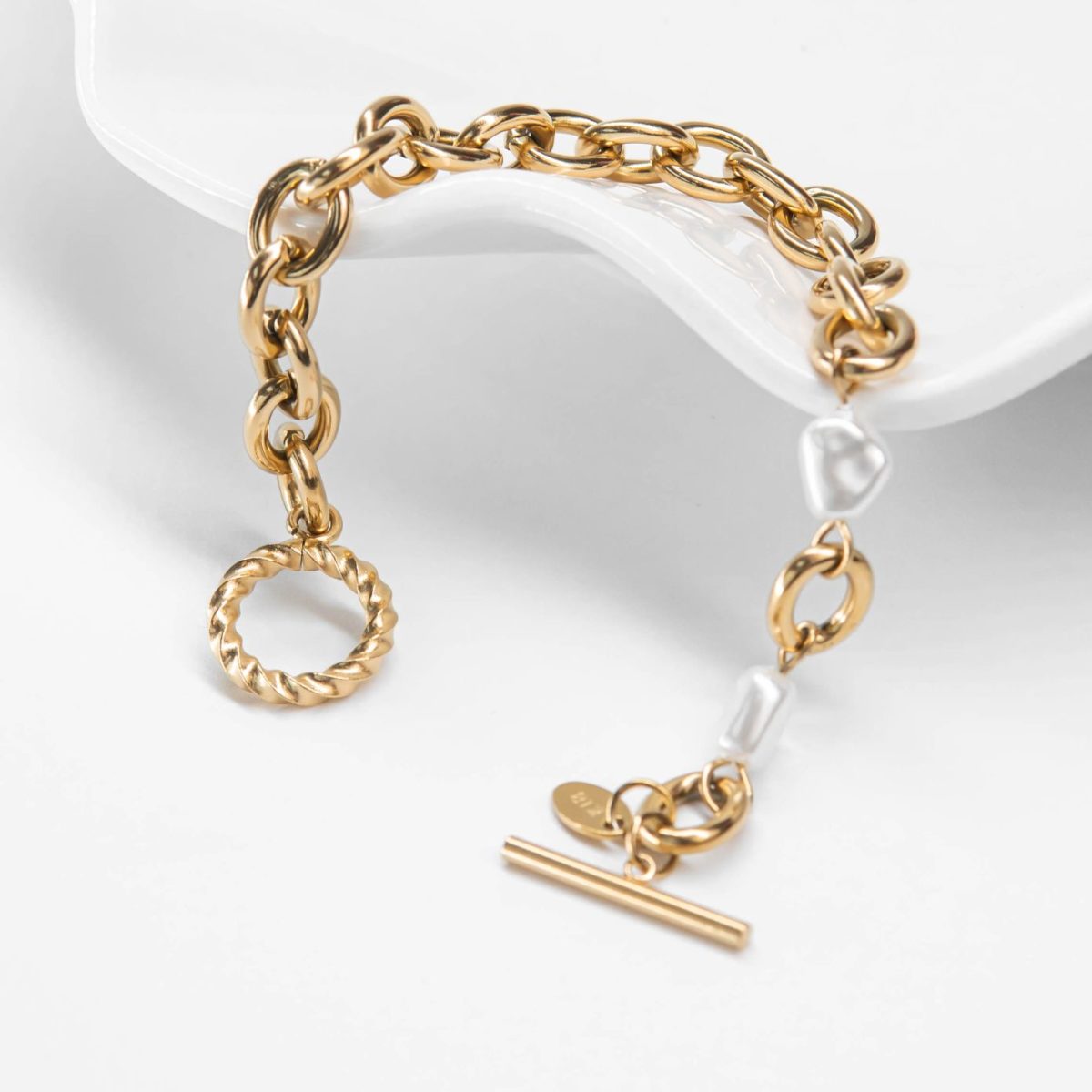 https://m.clubbella.co/product/karen-fresh-water-pearl-bracelet/ Karen bracelet (6)