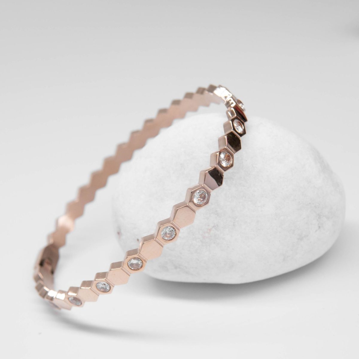 https://m.clubbella.co/product/larry-18-k-rose-gold-plated-bangle/ Larry (4)