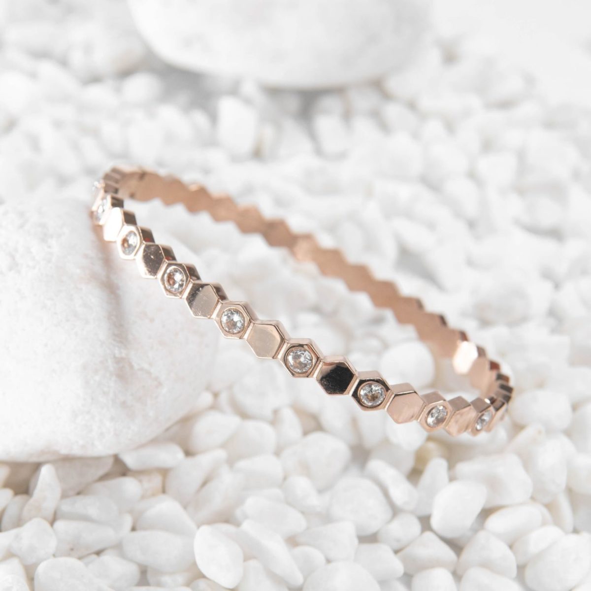 https://m.clubbella.co/product/larry-18-k-rose-gold-plated-bangle/ Larry (5)