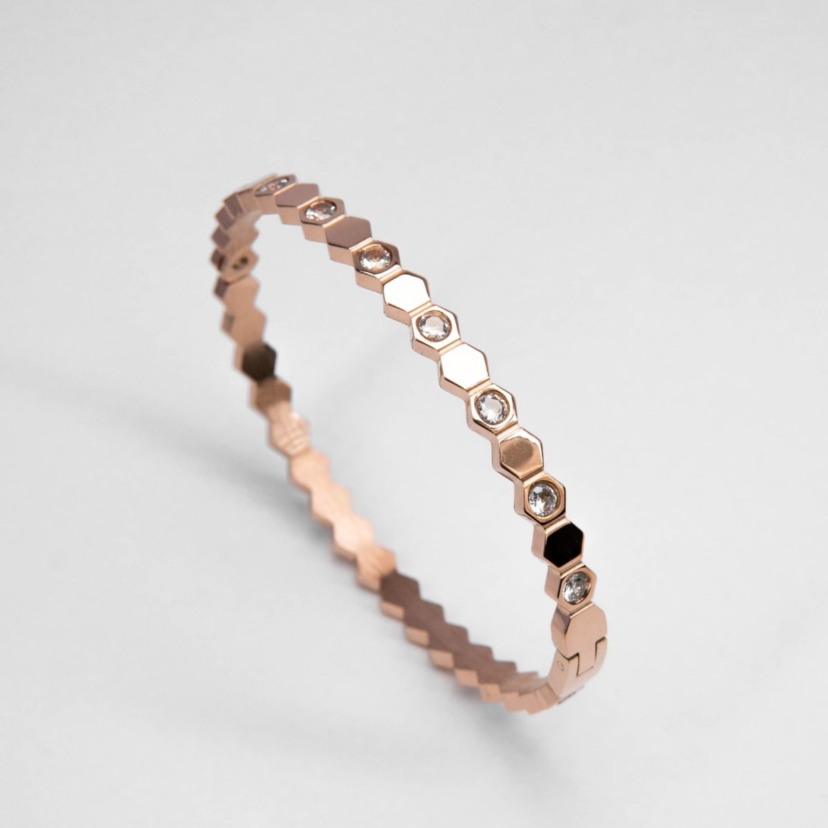 https://m.clubbella.co/product/larry-18-k-rose-gold-plated-bangle/ Larry 6
