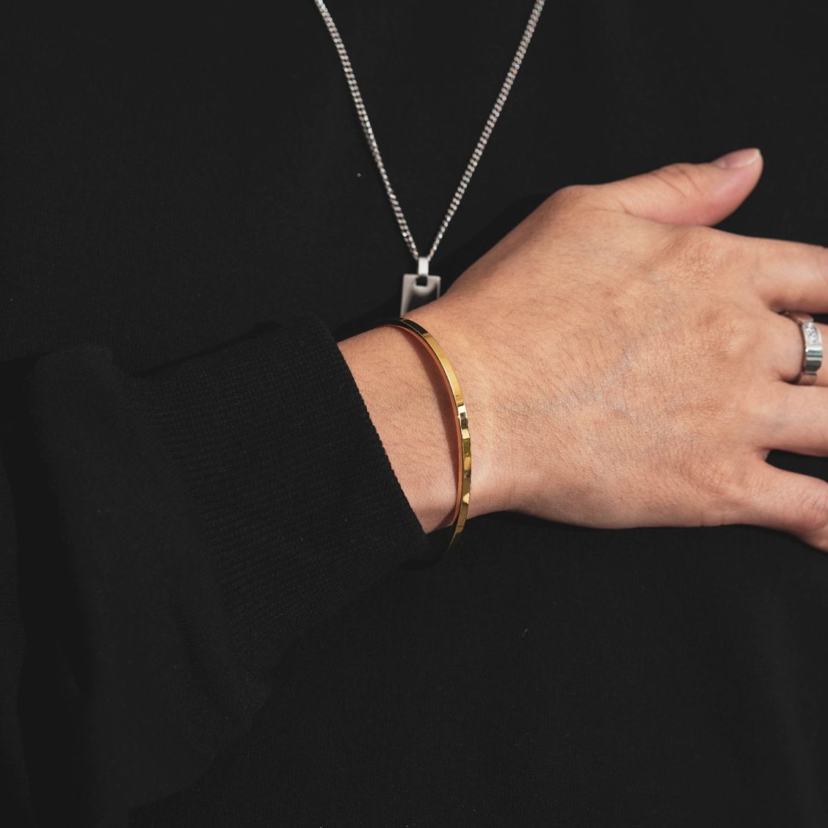 https://m.clubbella.co/product/franklin-gold-tone-thin-cuff-bracelet/ ANS-BELLAMAN (8)