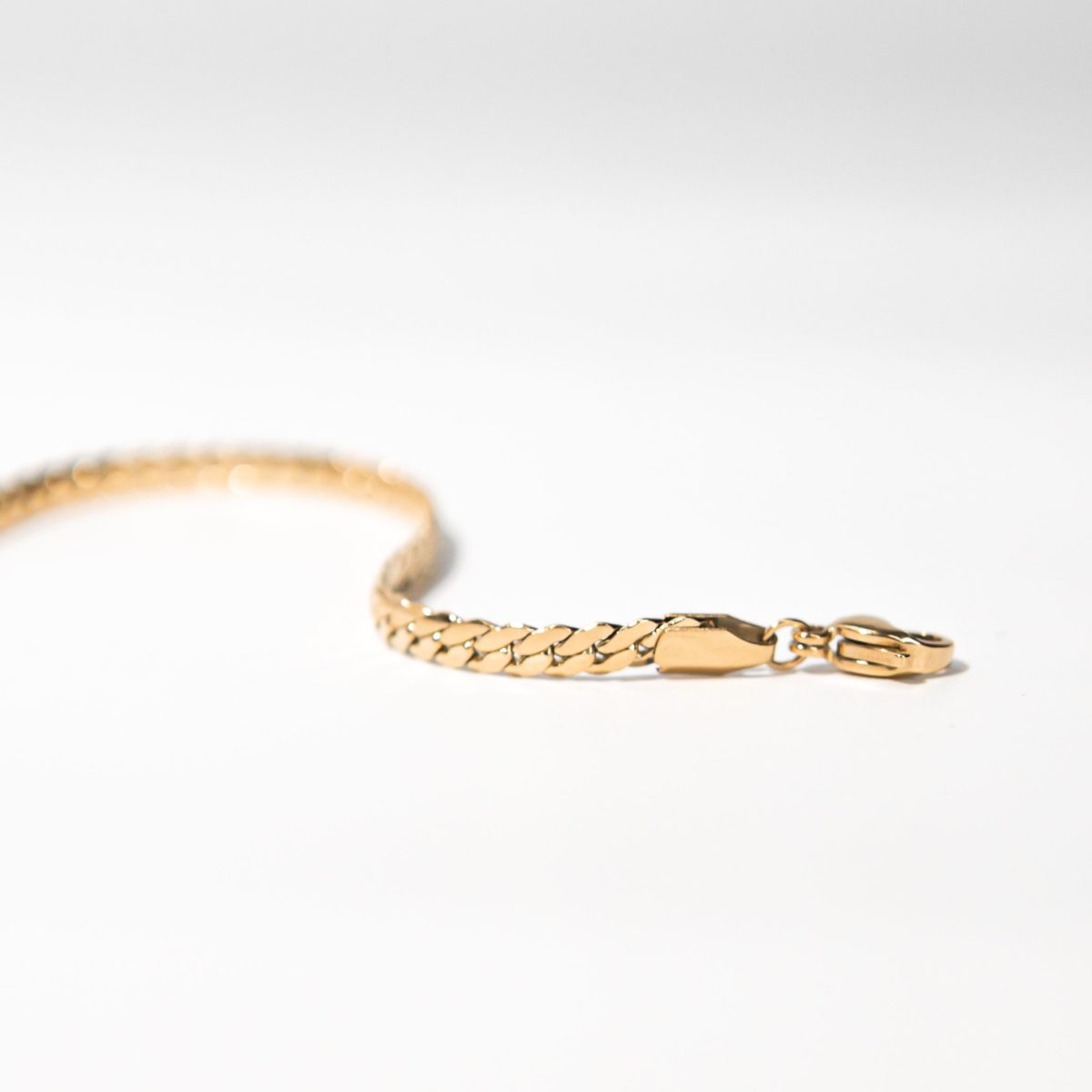 https://m.clubbella.co/product/eternum-gold-chain-bracelet/ Eternum Gold chain Bracelet 6