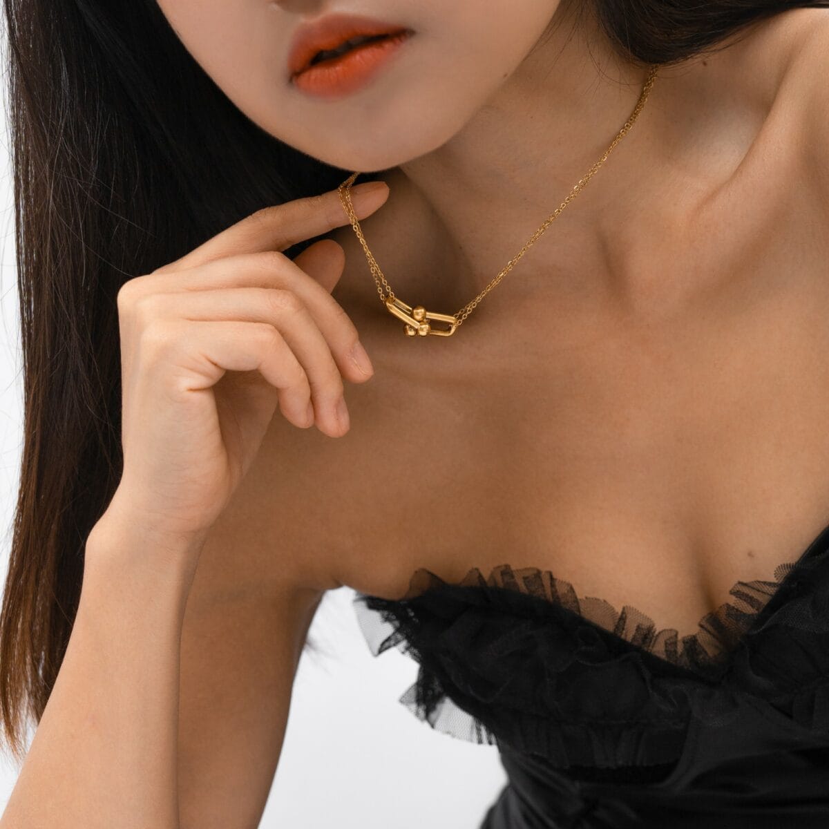 https://m.clubbella.co/product/bold-gold-link-necklace/ DSC06574-Edit-1