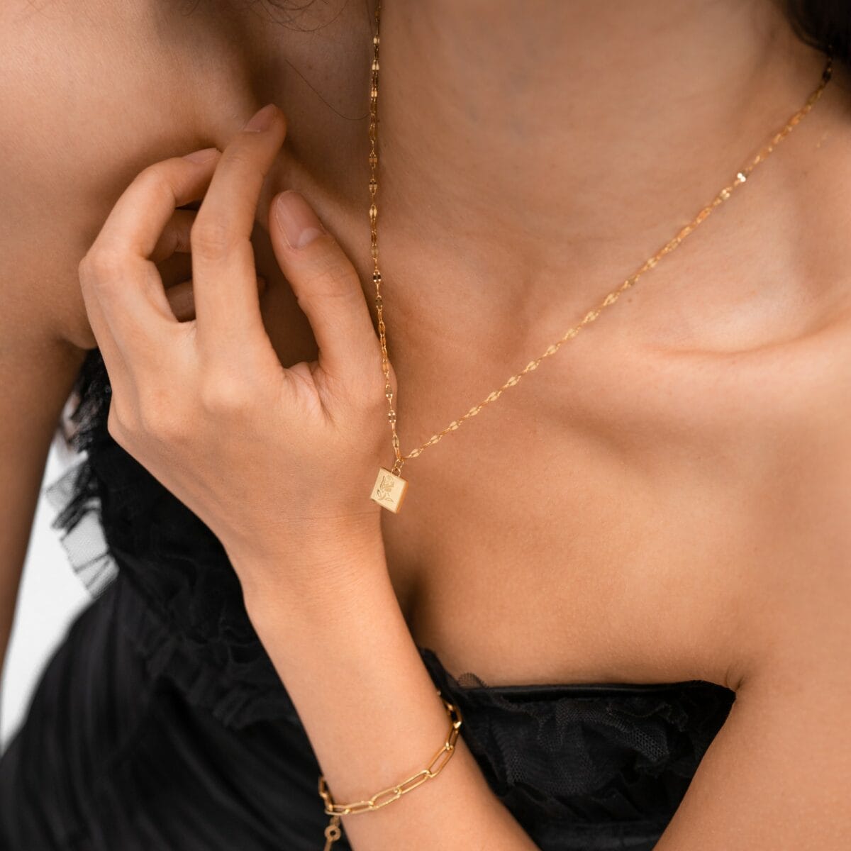 https://m.clubbella.co/product/vintage-rose-tag-gold-necklace/ DSC06585-1