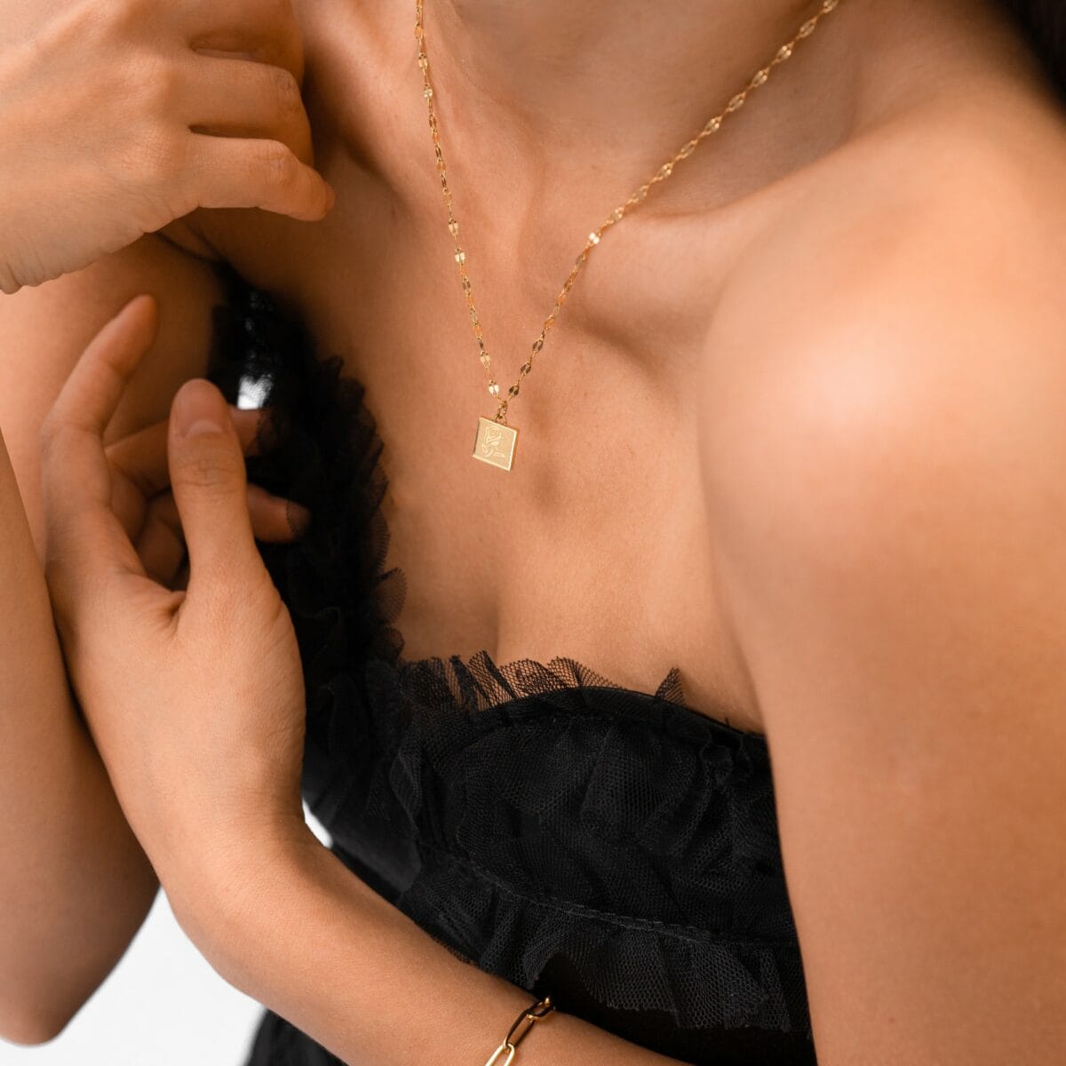 https://m.clubbella.co/product/vintage-rose-tag-gold-necklace/ DSC06588-1