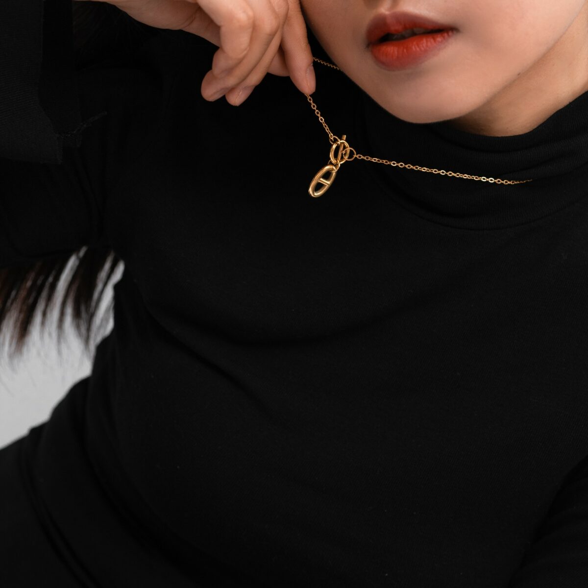 https://m.clubbella.co/product/classic-toggle-gold-necklace/ DSC06654-Edit-1