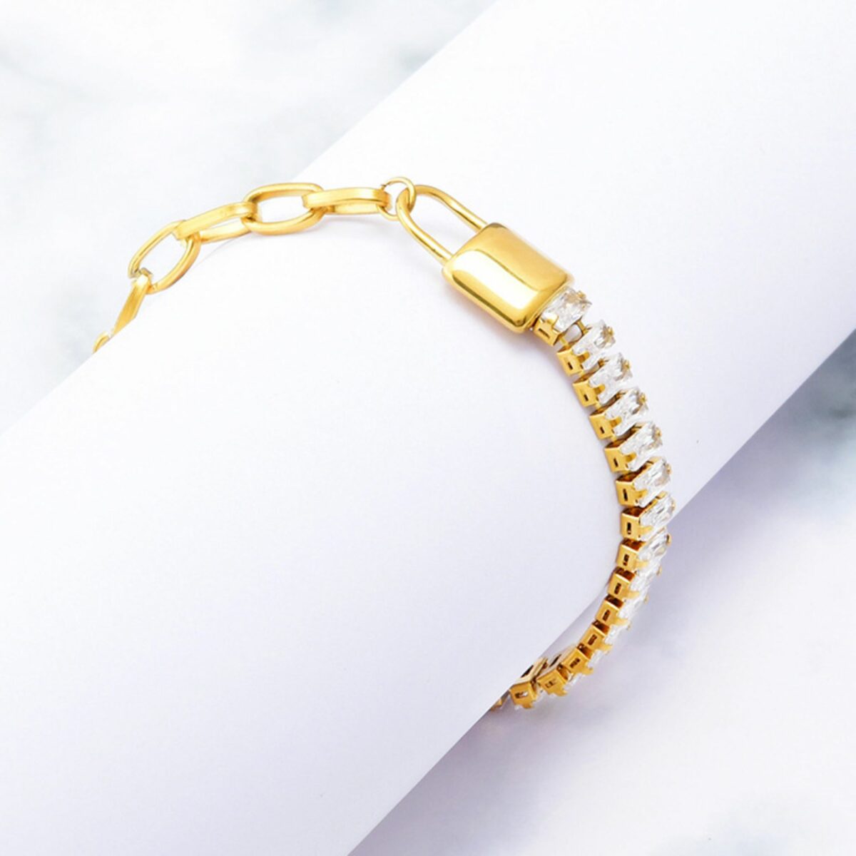 https://m.clubbella.co/product/18k-gold-plated-tennis-padlock-bracelet/ 1674978465406