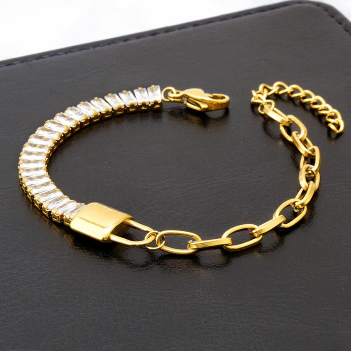 https://m.clubbella.co/product/18k-gold-plated-tennis-padlock-bracelet/ 1674978470673
