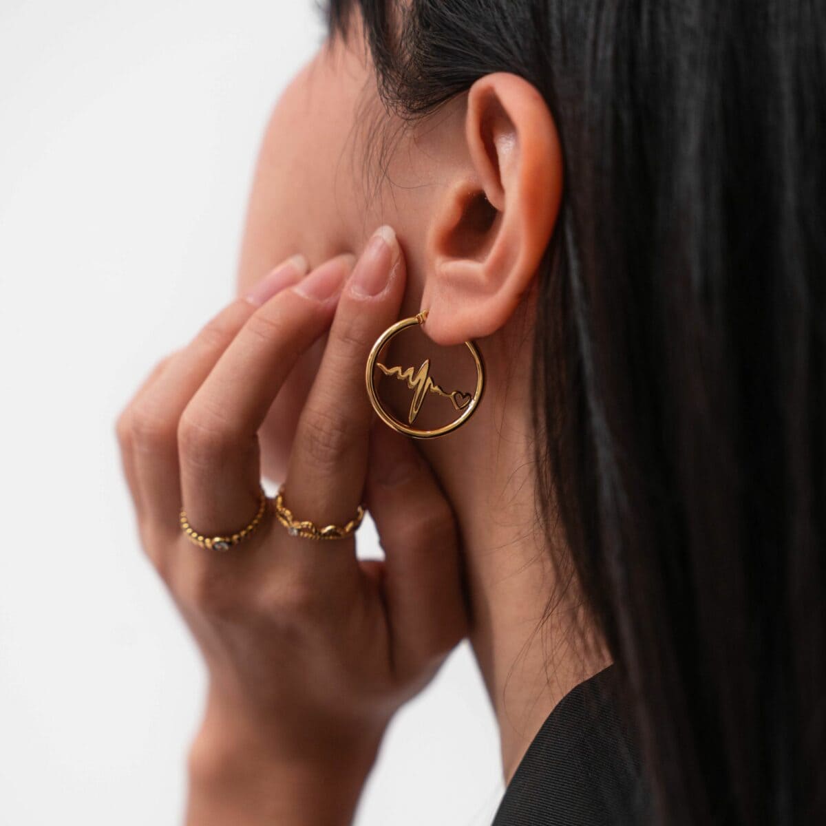 https://m.clubbella.co/product/gold-heartbeat-hoop-earrings/ DSC00092