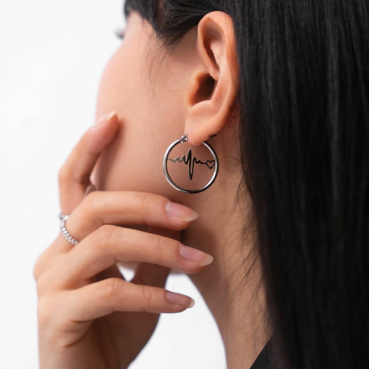 https://m.clubbella.co/product/silver-heartbeat-hoop-earrings/ DSC00171