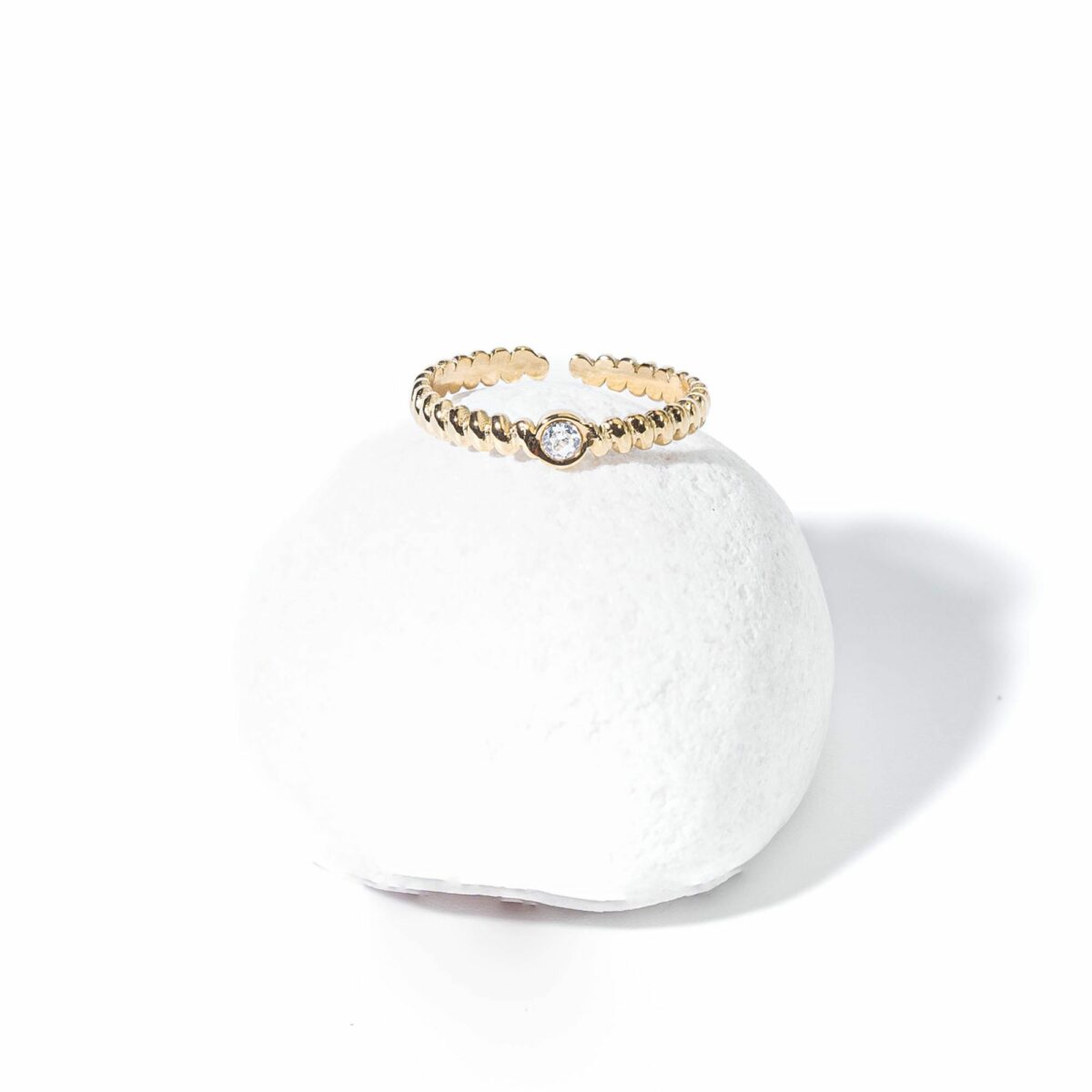 https://m.clubbella.co/product/gold-solitaire-wavy-ring/ DSC00364-Edit