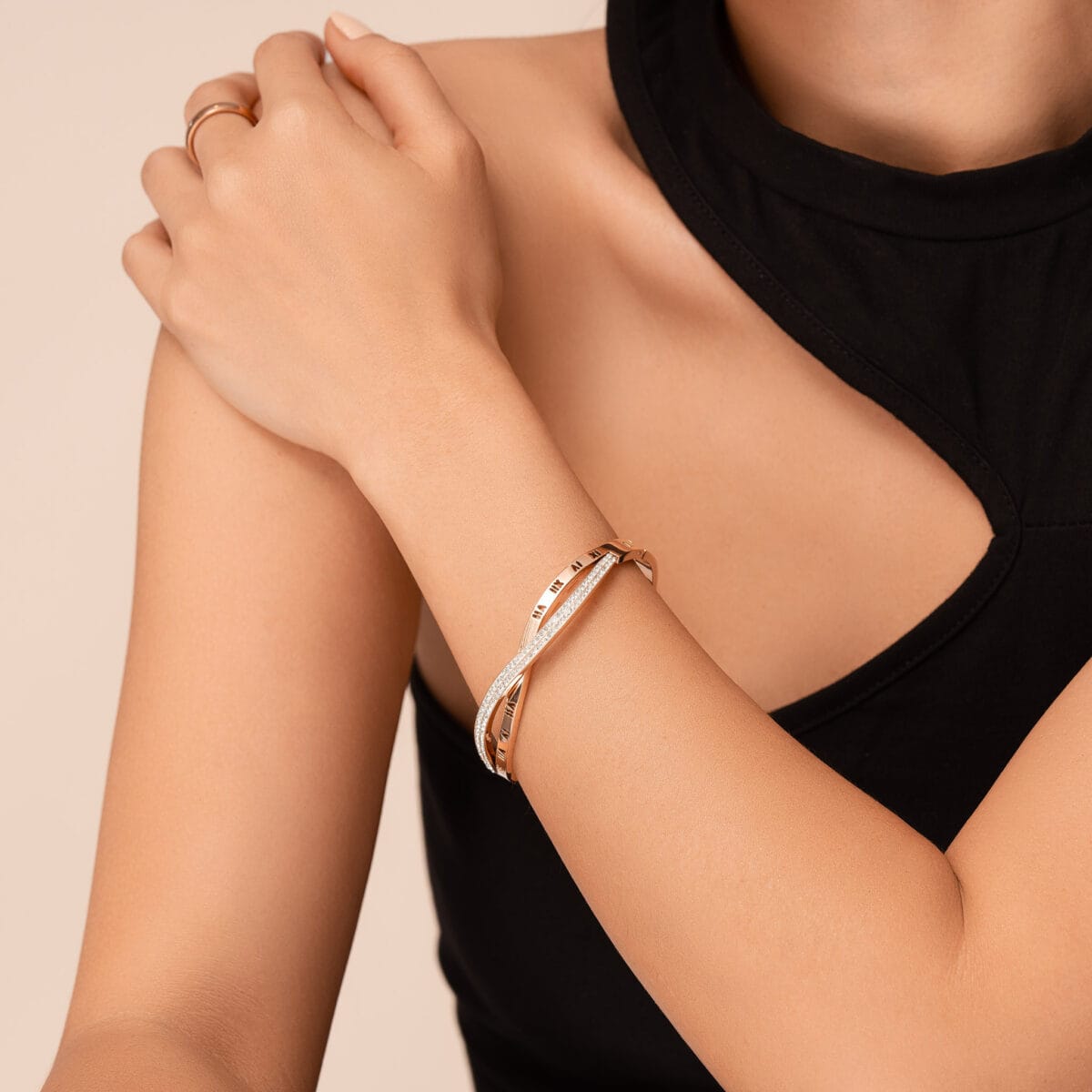 https://m.clubbella.co/product/taylor/ taylar 18k rose gold bangle (4)