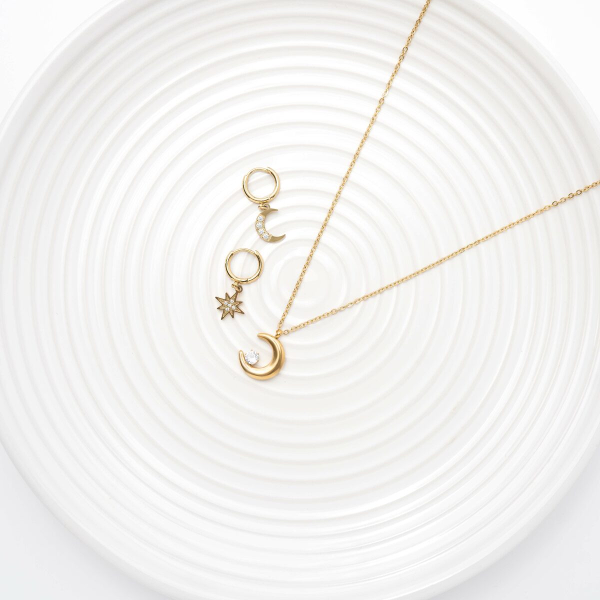 https://m.clubbella.co/product/half-moon-solitaire-pendant-necklace/ Resized (39 of 134)