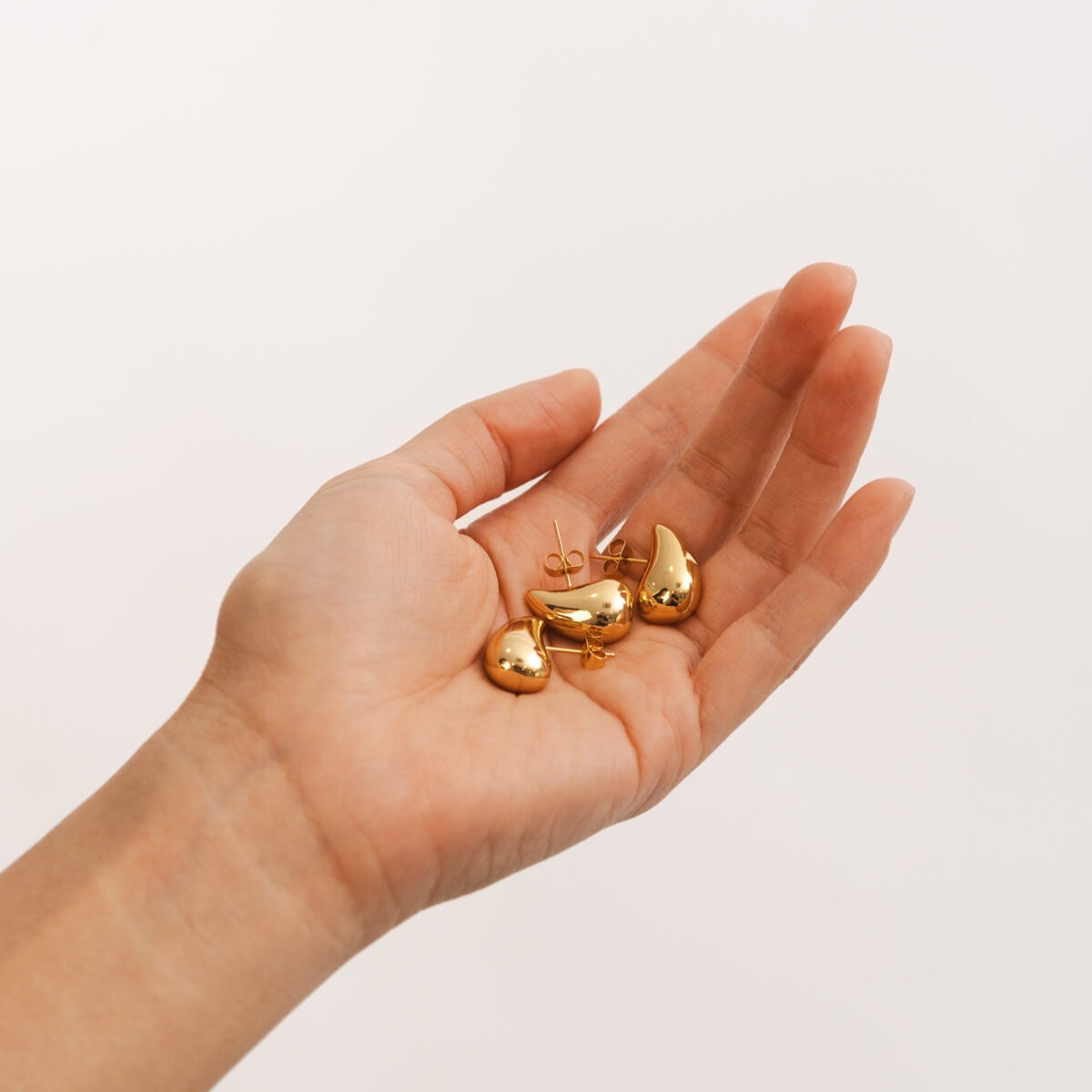 https://m.clubbella.co/product/aqua-drip-earrings-24k/ Aqua Drip Earrings (1)