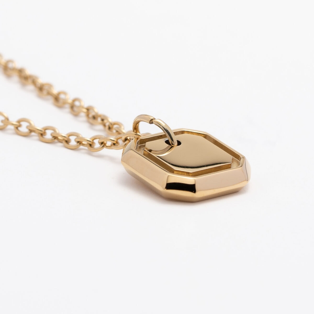 https://m.clubbella.co/product/18k-gold-plated-square-stamp-necklace/ 18 K gold plated Sqaure Stamp Necklace (1)