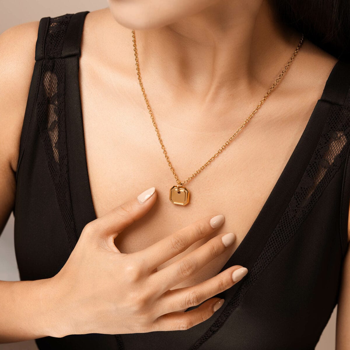 https://m.clubbella.co/product/18k-gold-plated-square-stamp-necklace/ 18K Gold Plated Square Stamp Necklace (1)