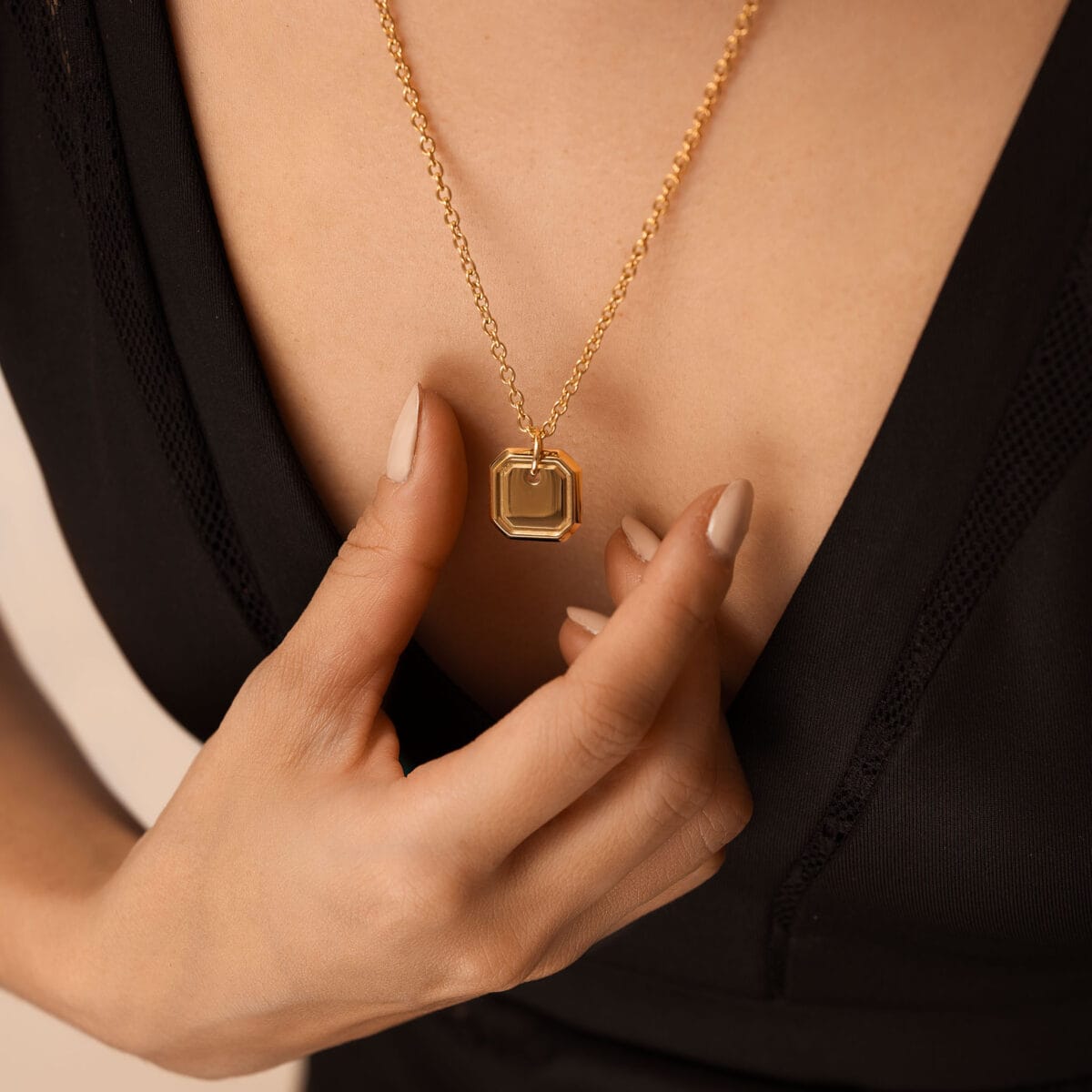 https://m.clubbella.co/product/18k-gold-plated-square-stamp-necklace/ 18K Gold Plated Square Stamp Necklace (2)