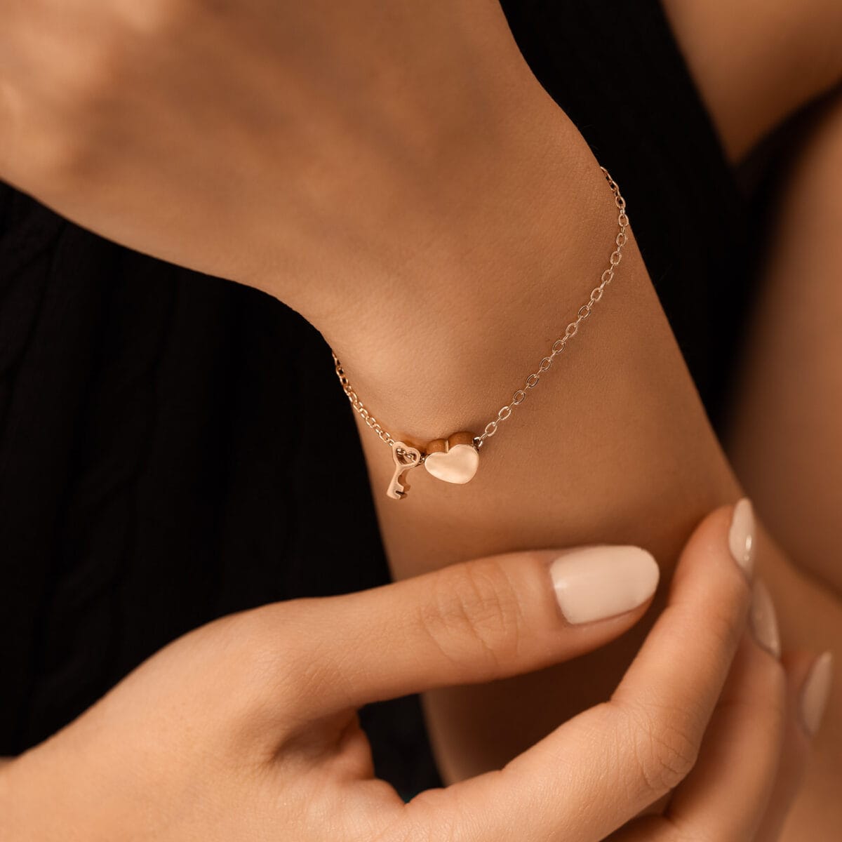 https://m.clubbella.co/product/key-to-thee-heart-rose-gold-charm-bracelet/ Key to Thee Rose Gold Charm Bracelet (1)