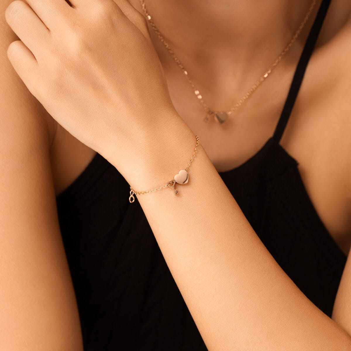 https://m.clubbella.co/product/key-to-thee-heart-rose-gold-charm-bracelet/ Key to Thee Rose Gold Charm Bracelet (2)