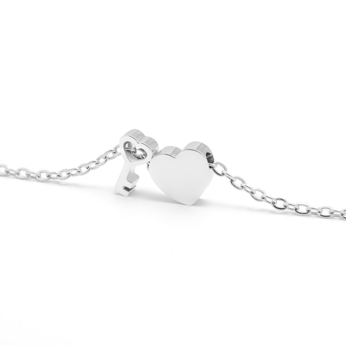 https://m.clubbella.co/product/key-to-thee-heart-silver-charm-bracelet/ Key to Thee SIlver (1)