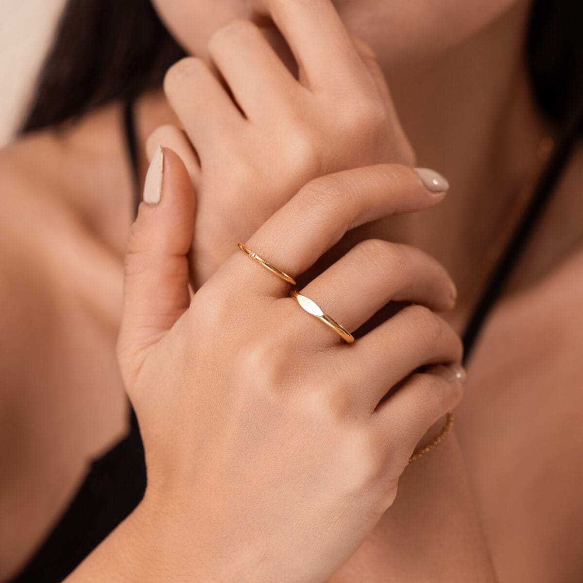 https://m.clubbella.co/product/spark-solitaire-minimal-ring/ Tess Stamp Gold Ring a1 (5)