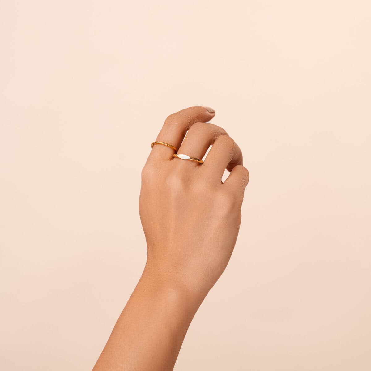 https://m.clubbella.co/product/spark-solitaire-minimal-ring/ Tess Stamp Gold Ring a1 (6)