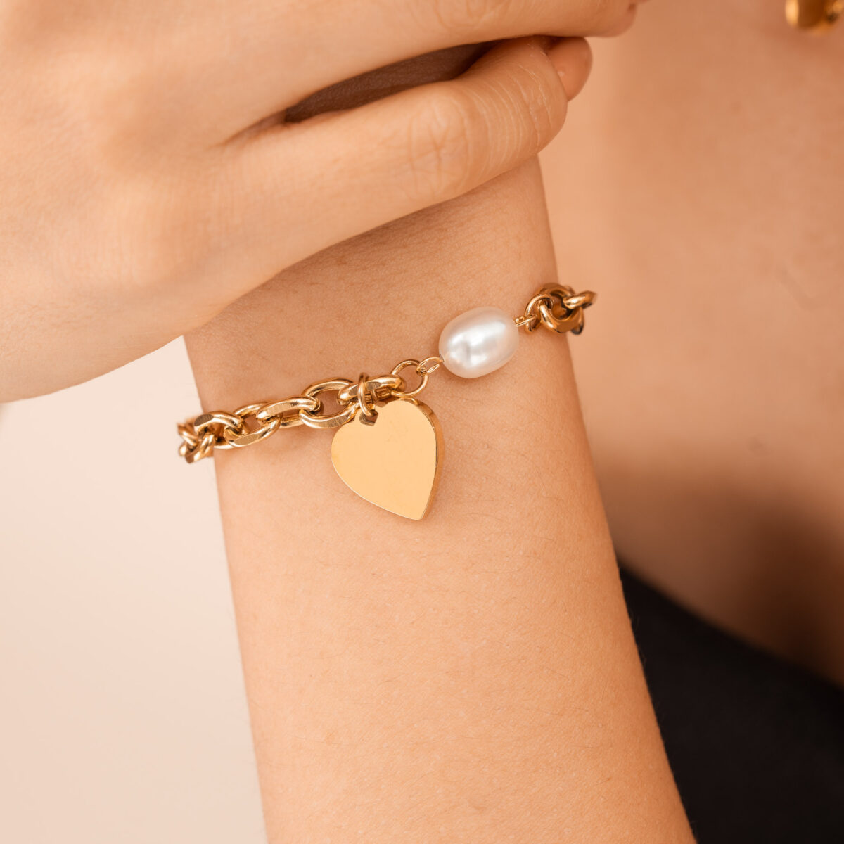 https://m.clubbella.co/product/agate-gold-heart-charm-bracelet/ Agate Gold Heart Charm Bracelet (4)