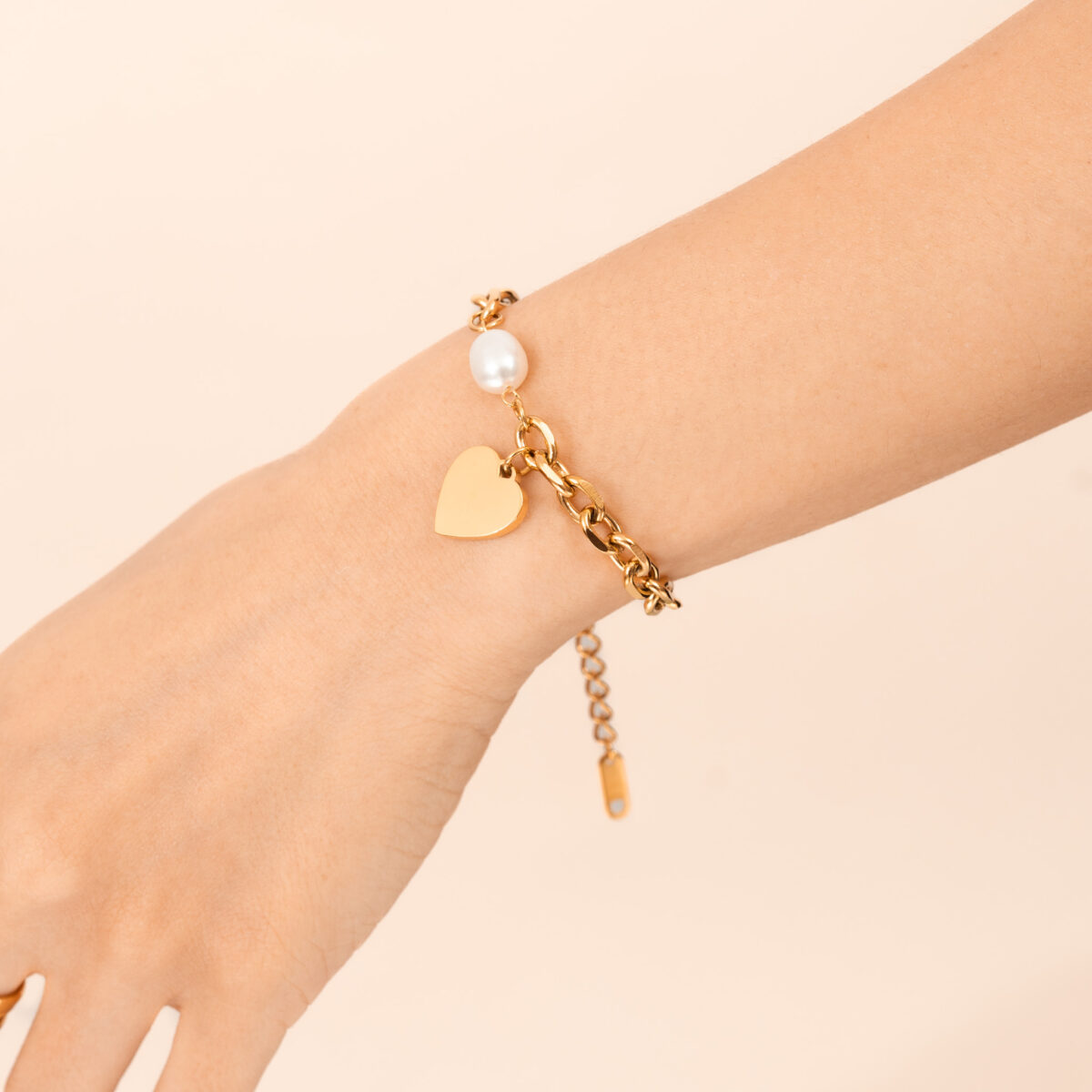https://m.clubbella.co/product/agate-gold-heart-charm-bracelet/ Agate Gold Heart Charm Bracelet (6)