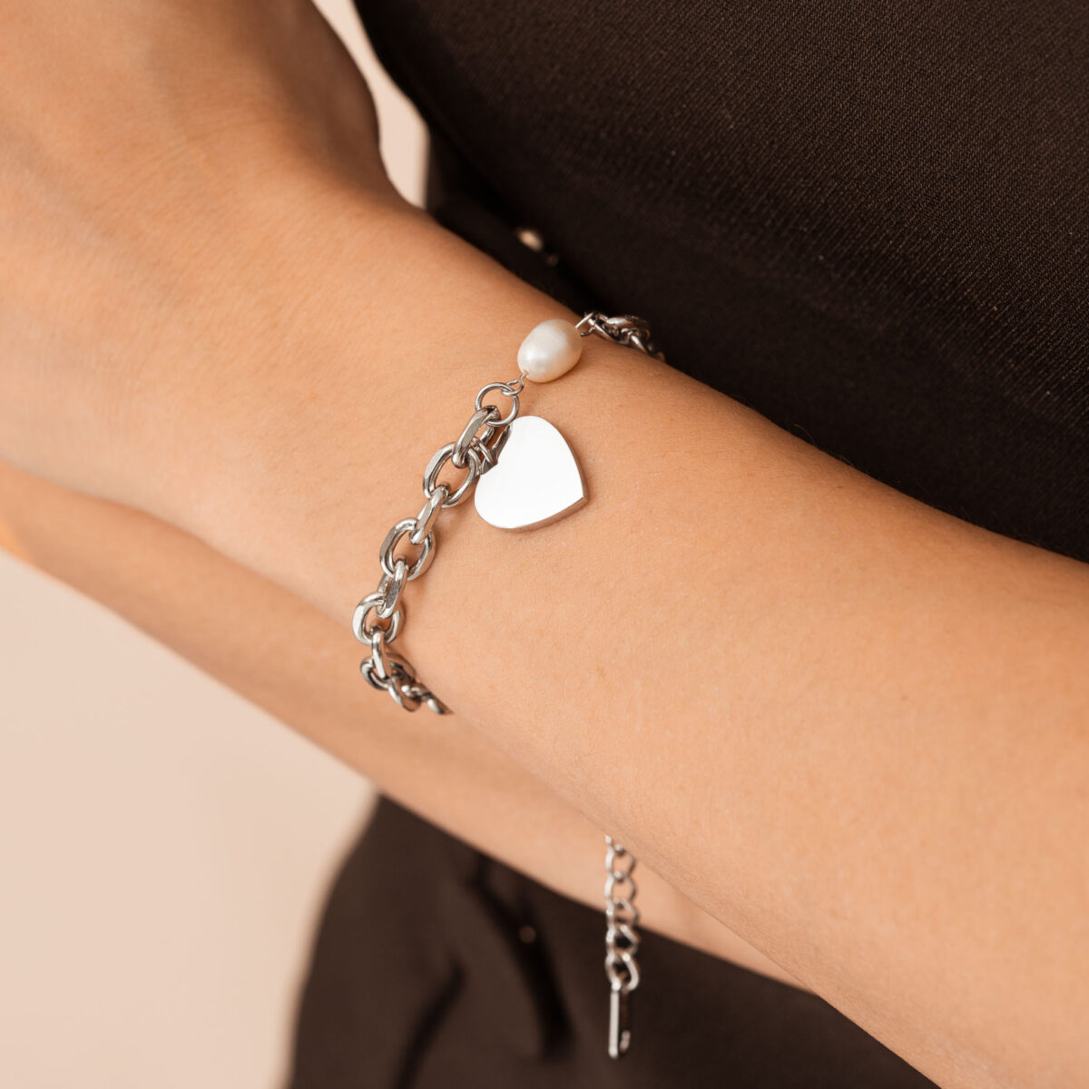 https://m.clubbella.co/product/agate-silver-heart-charm-bracelet/ Agate Silver Heart Charm Bracelet (1)