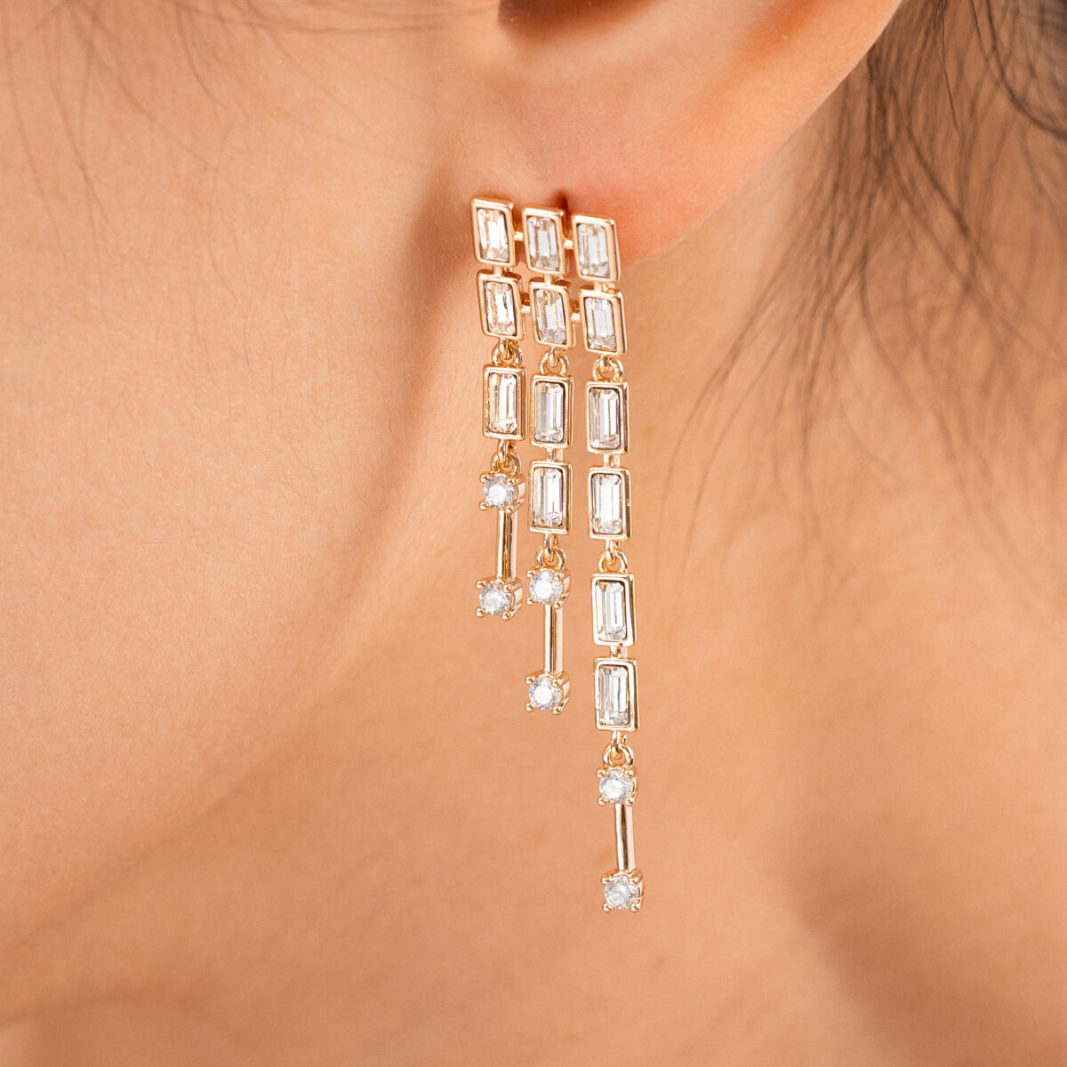 https://m.clubbella.co/product/articulated-14k-gold-plated-crystal-fall-earrings/ CRYSTAL FALL EARRINGS (3)