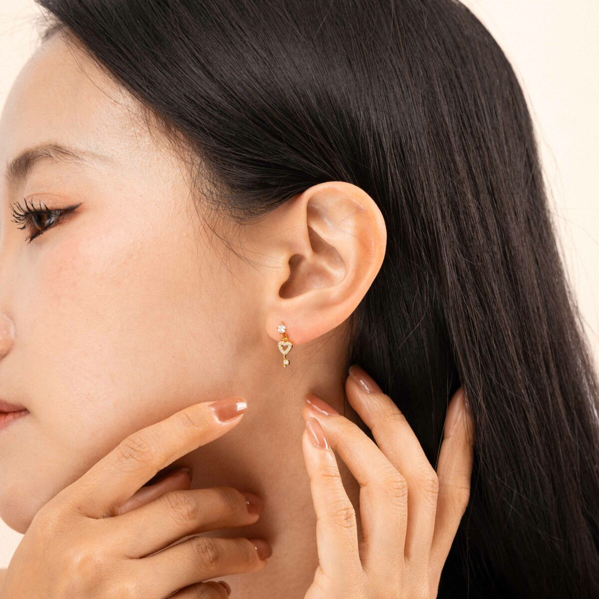 https://m.clubbella.co/product/alicia-earrings-24k-gold-plated/ HEART KEY EARRINGS (1)