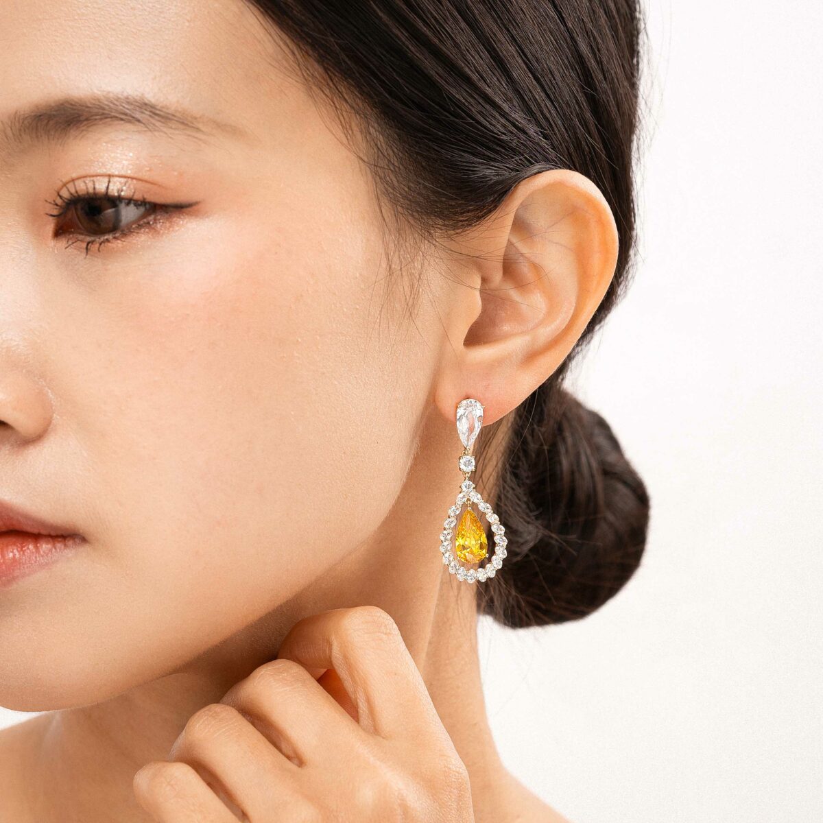 https://m.clubbella.co/product/magma-14k-gold-plated-crystal-earrings/ MAGMA CRYSTAL EARRINGS (1)