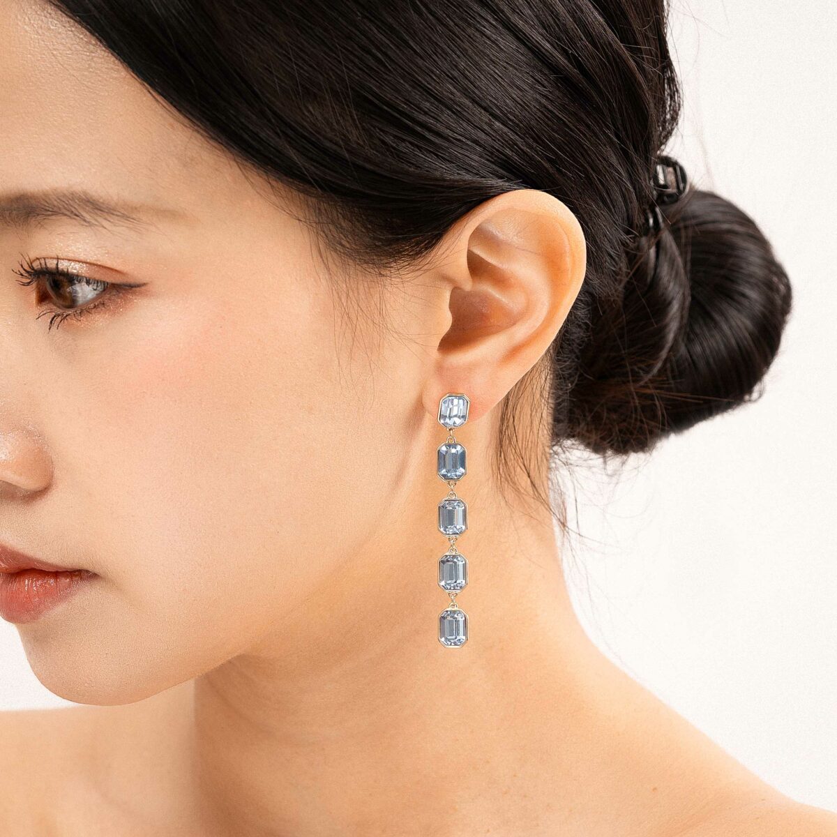 https://m.clubbella.co/product/tiff-14k-gold-plated-crystal-drop-earrings/ TIFF CRYSTAL EARRINGS (1)