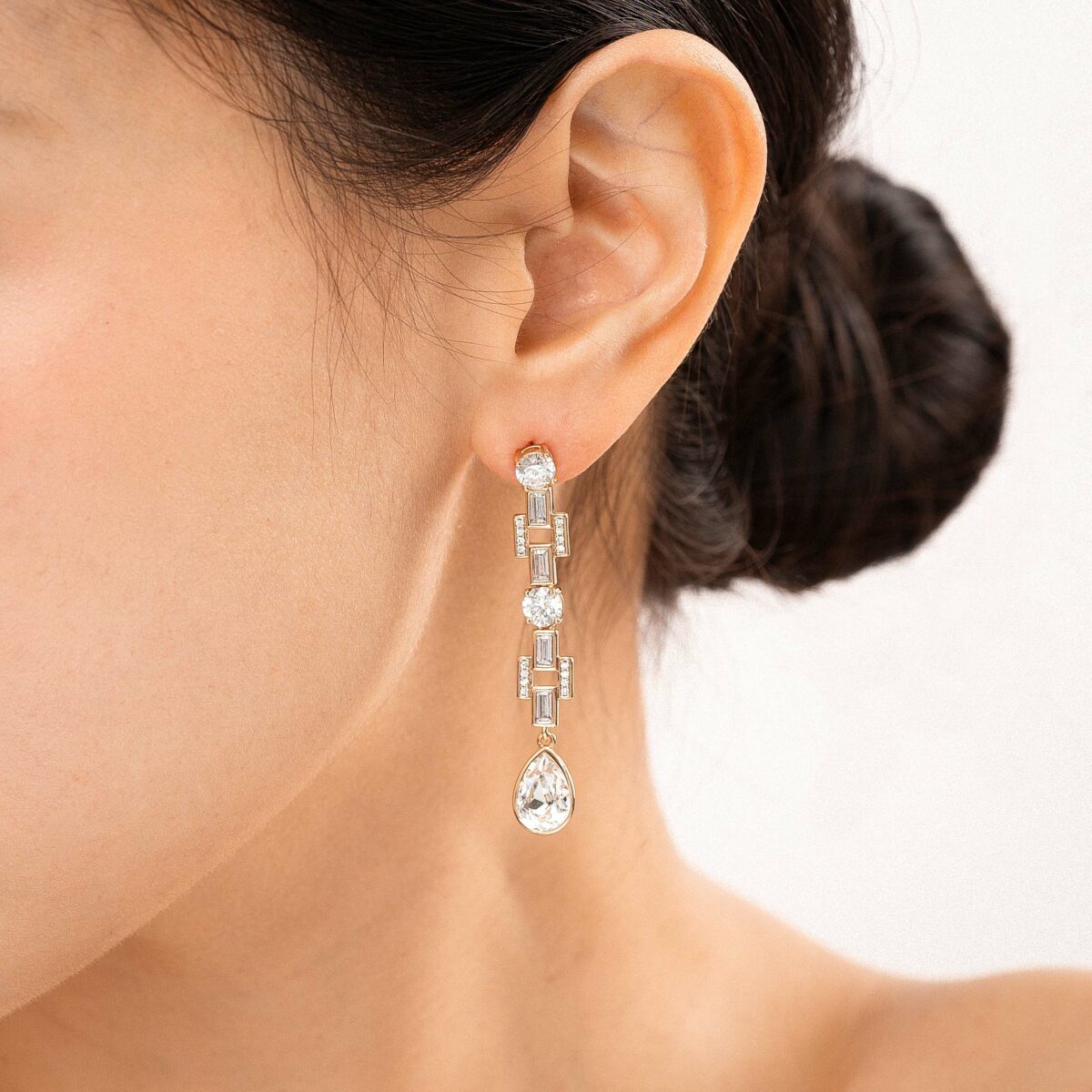https://m.clubbella.co/product/zenyu-chandelier-14k-gold-plated-crystal-earrings/ Zenyu Chandelier Crystal earrings 2 (1)