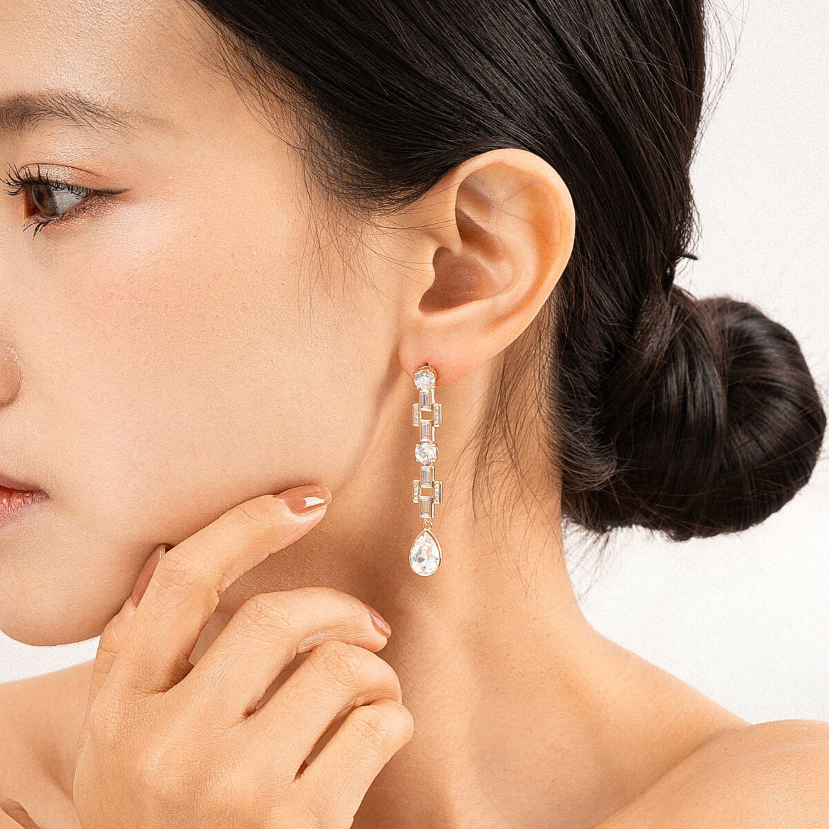 https://m.clubbella.co/product/zenyu-chandelier-14k-gold-plated-crystal-earrings/ Zenyu Chandelier Crystal earrings 2 (2)
