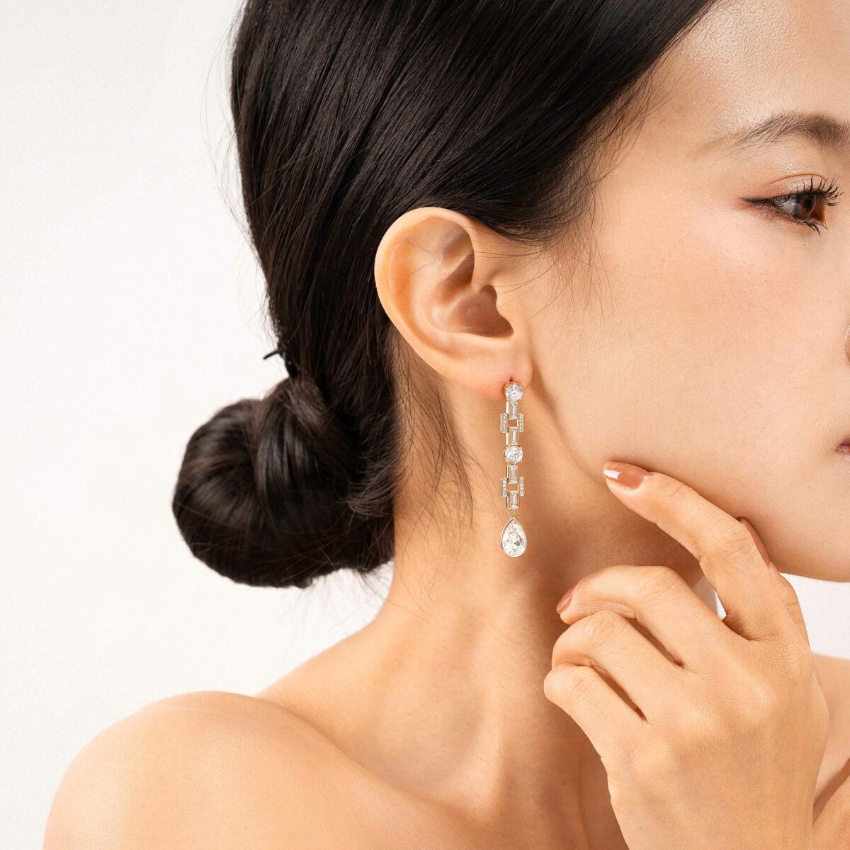 https://m.clubbella.co/product/zenyu-chandelier-14k-gold-plated-crystal-earrings/ Zenyu Chandelier Crystal earrings 2 (3)