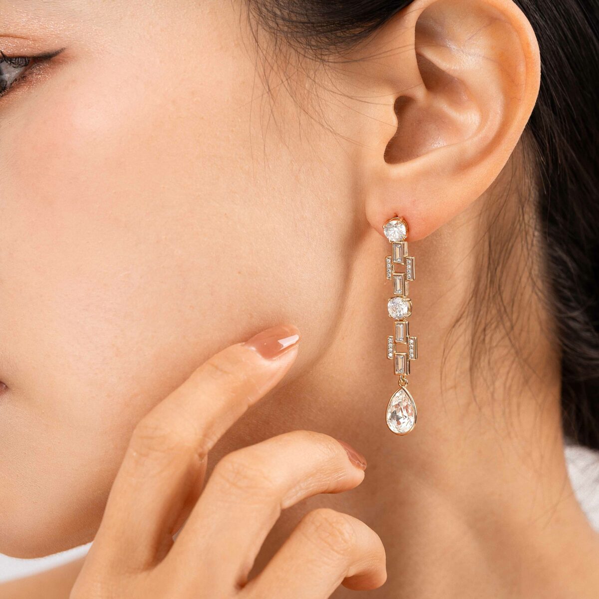https://m.clubbella.co/product/zenyu-chandelier-14k-gold-plated-crystal-earrings/ Zenyu Chandelier Crystal earrings 2 (4)