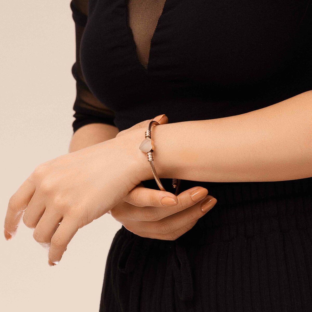 https://m.clubbella.co/product/rope-heart-rose-gold-bangle/ sszz-33
